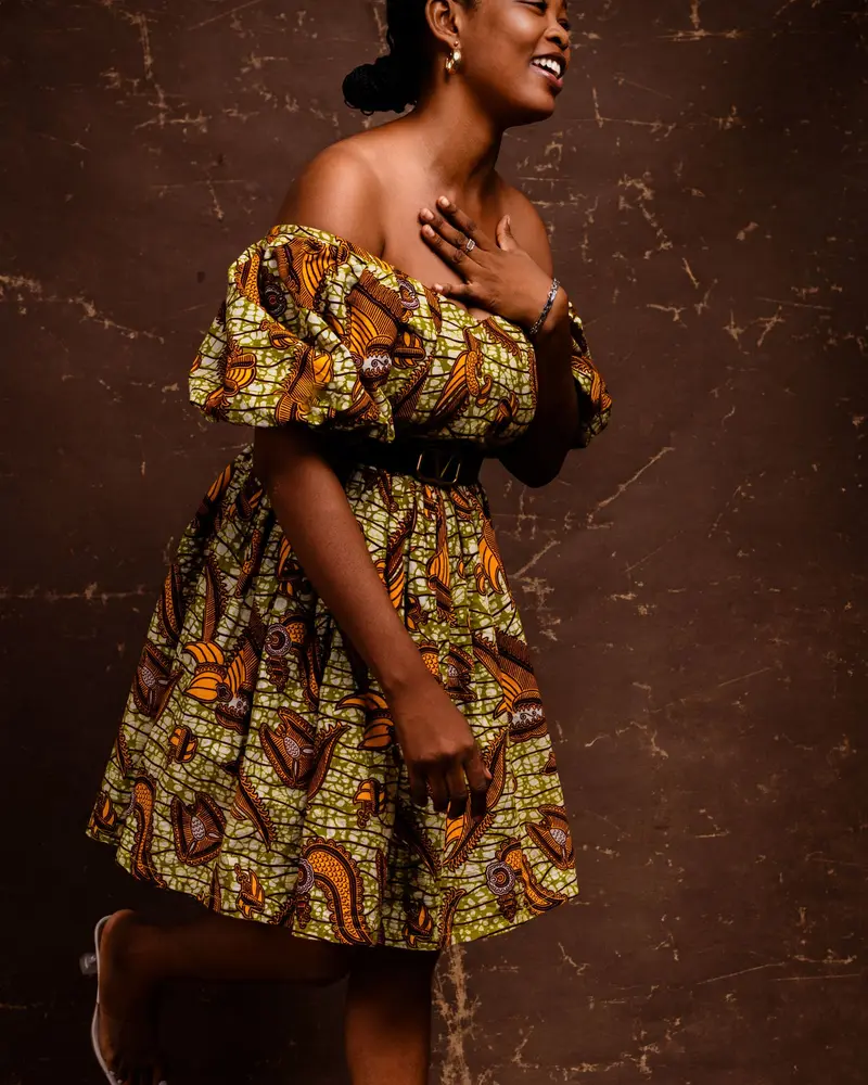 Robe courte à manches bouffantes